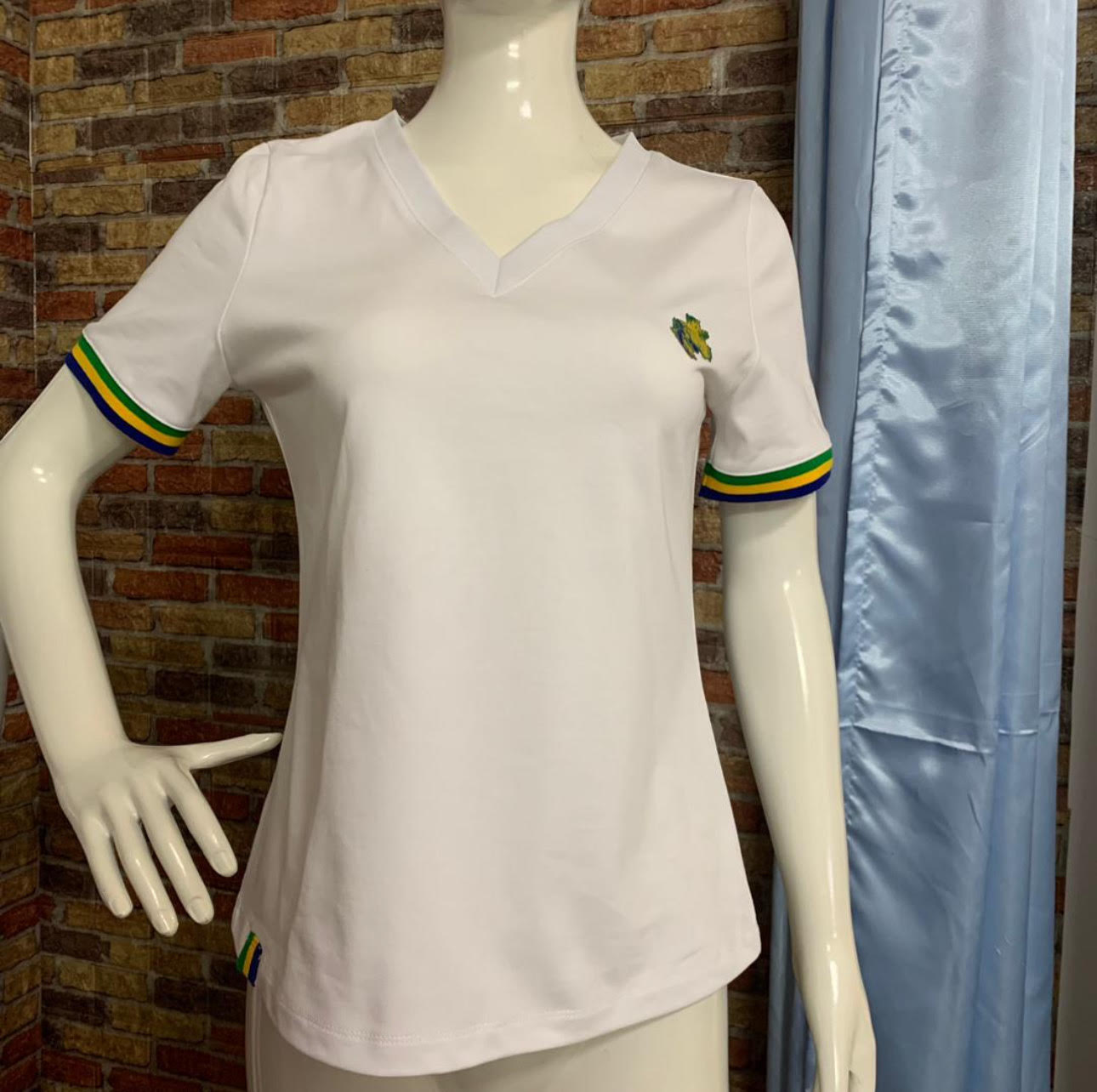 T-Shirt Gabon Femme : Élégance au Drapeau Flottant